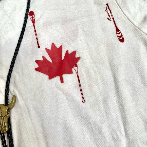 Roots CANADA Tshirt w maple 🍁 leaf & cabin cottage vibe - Picture 5 of 12